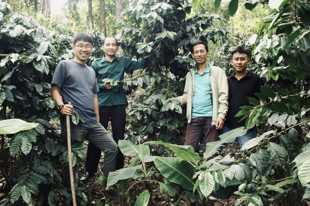 함께 일하는 지역 농업부 공무원들과 마을주민 대상 교육훈련을 마치고 커피나무 사이에서 한 컷! 